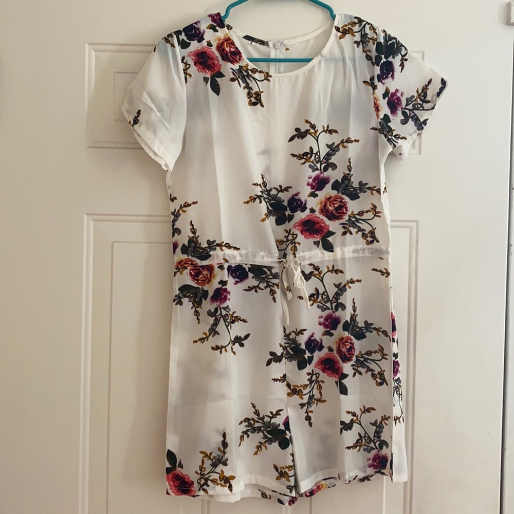 SHEIN romper. Women’s small. Floral/white.